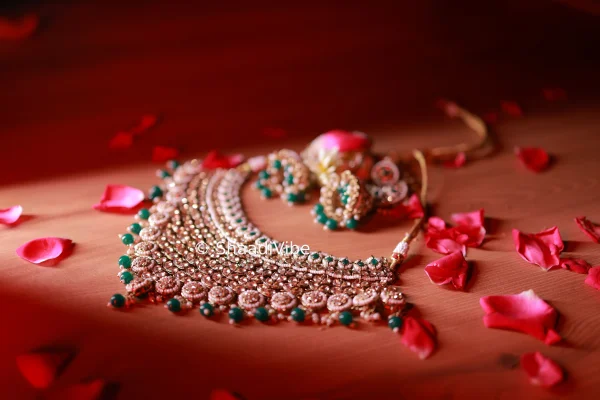 Beautiful kundan jewellery set for an Indian bride, featuring a layered necklace, matching earrings and traditional bridal details.