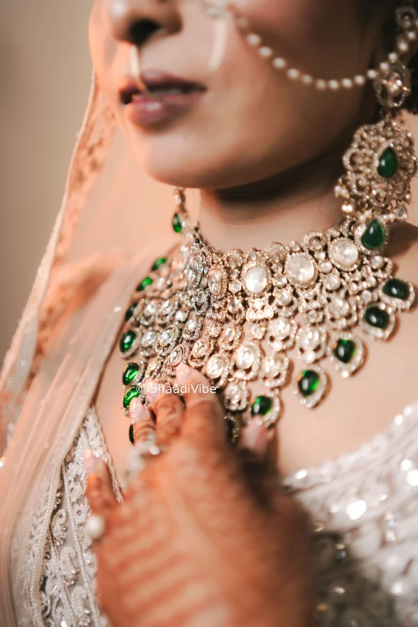 Modern Indian bridal jewellery featuring a statement necklace and contemporary earrings for an elegant wedding look.