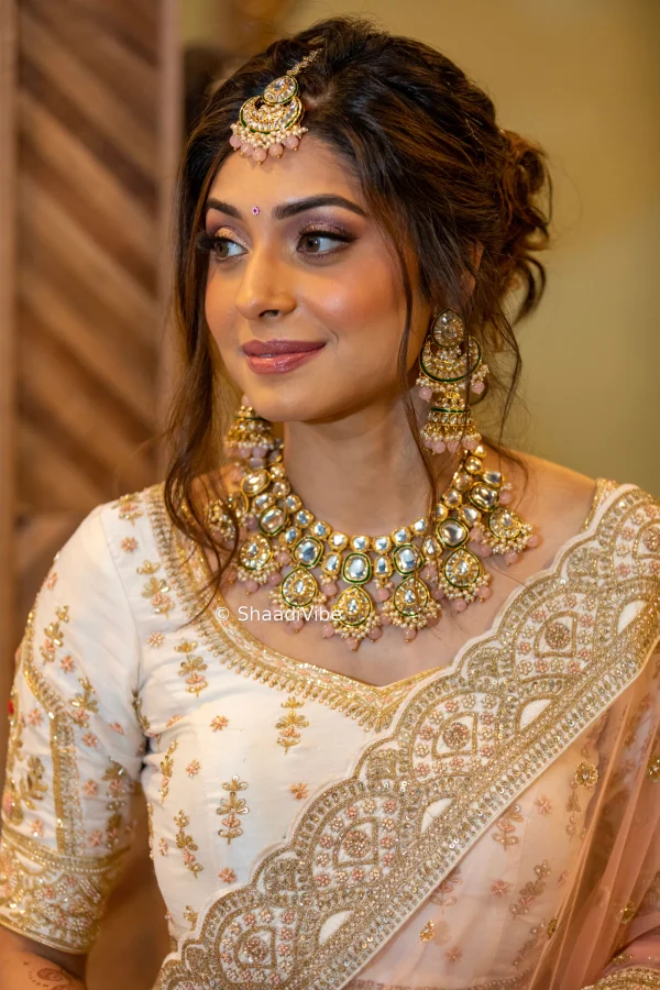 Modern Indian bridal jewellery featuring a statement necklace and contemporary earrings for an elegant wedding look.