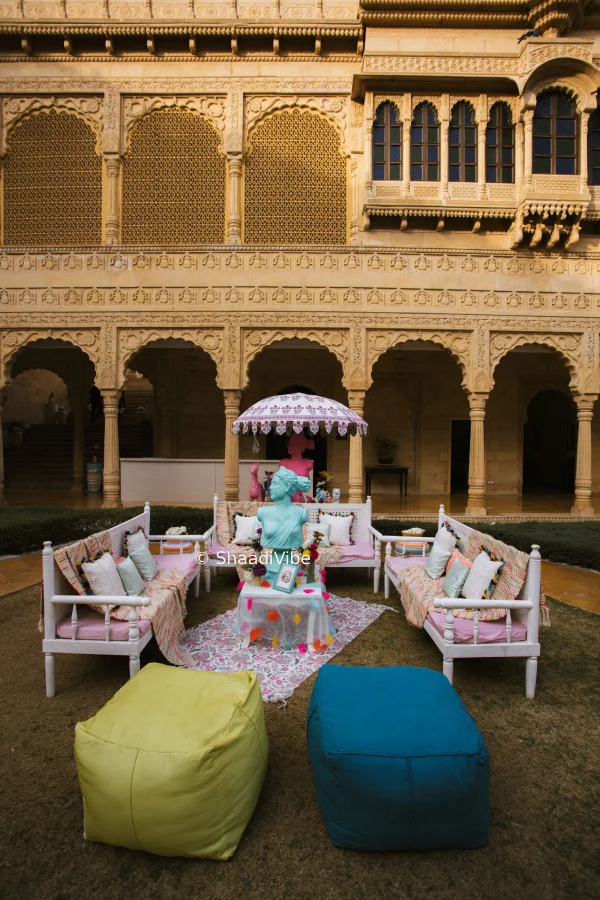 Minimal mehandi decor idea at Palace wedding